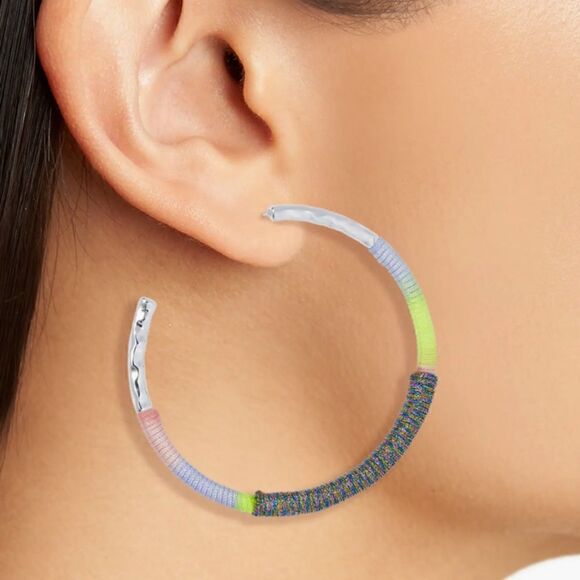 Kendra Scott Masie Feather Weight Hoop Earrings. New with Tag (NWT). Retail $68 - Picture 1 of 7